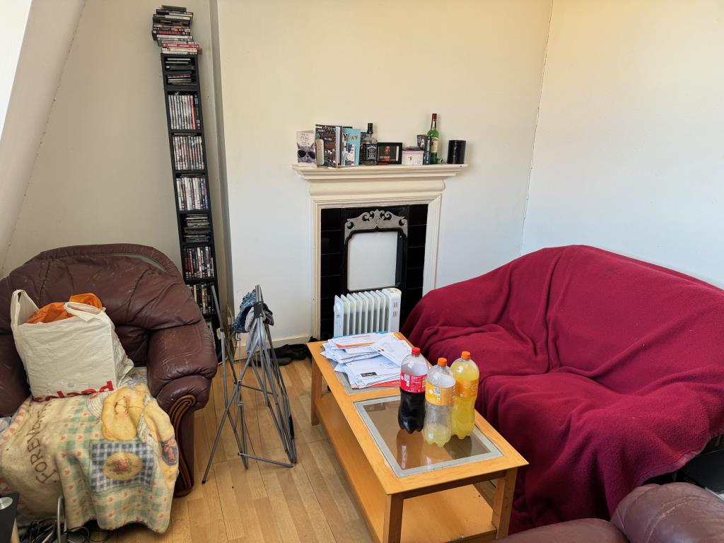 Lot: 4 - TOWN CENTRE FLAT FOR INVESTMENT - Living room